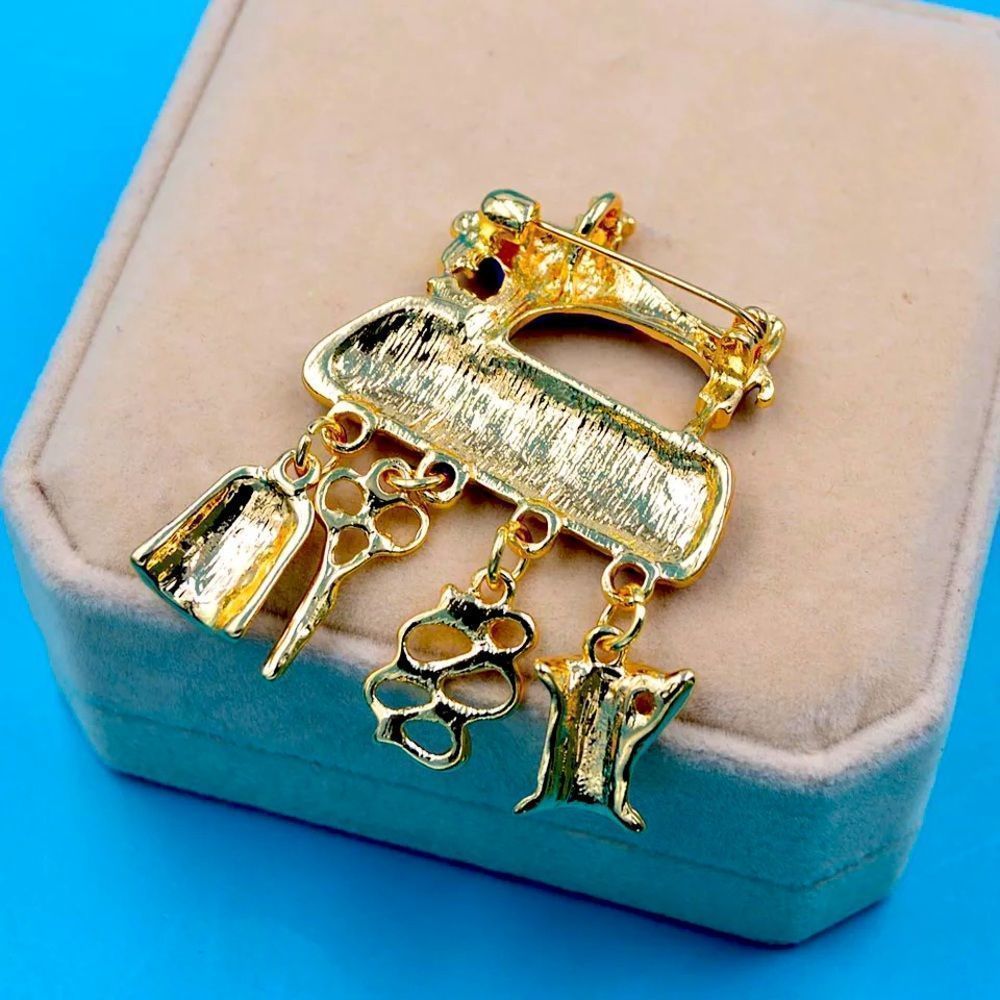 Sewing Machine Brooch - Picture 10 of 10